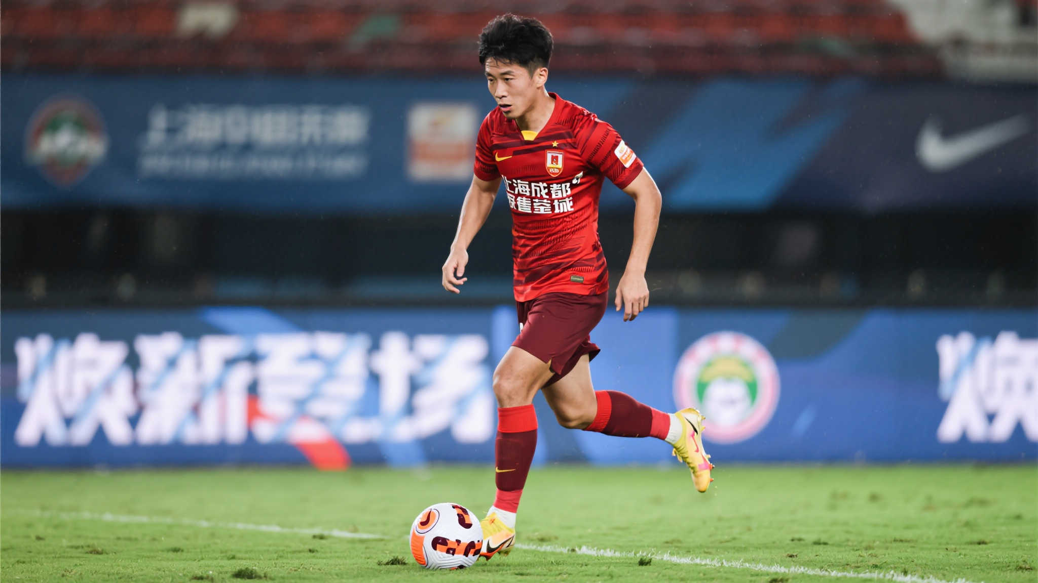 这名球员在效力上海海港期间曾有过令人瞩目的表现，他